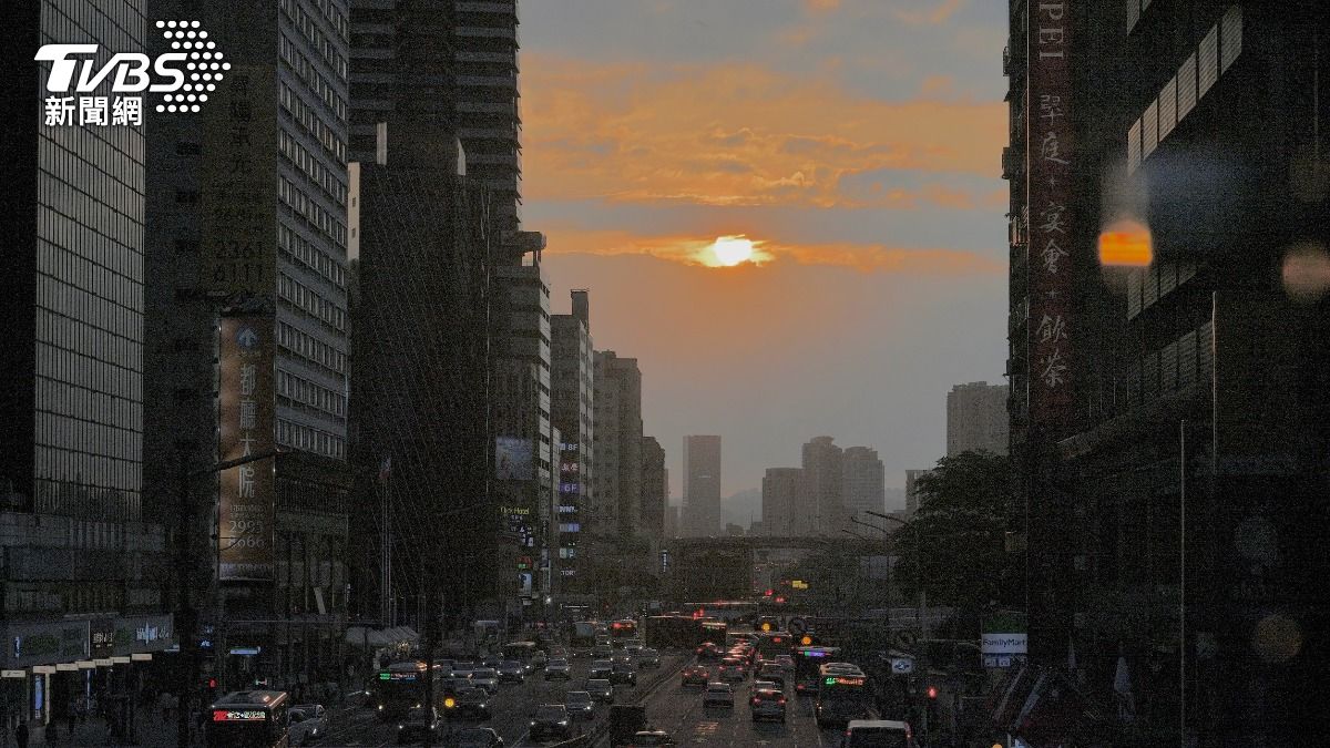 台北懸日今(1)日在忠孝東西路登場。(圖/胡瑞麒攝)