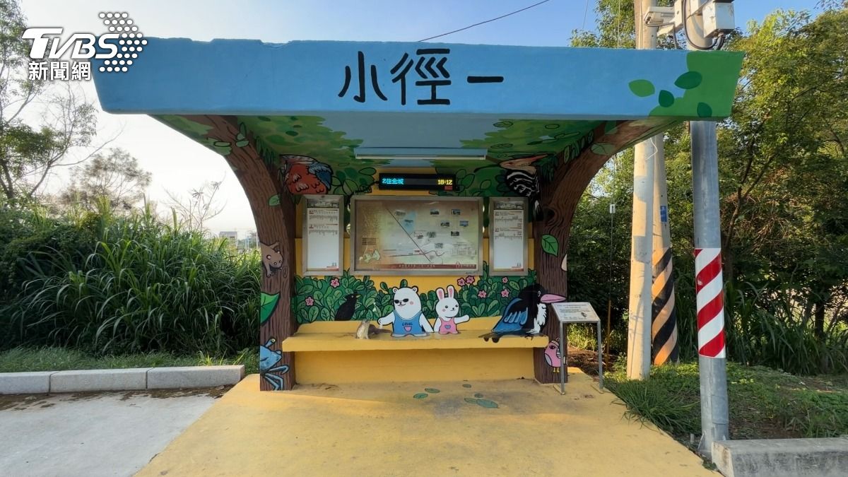 小徑公車站是旅客喜歡拍照景點之一。(圖/程子奕攝)