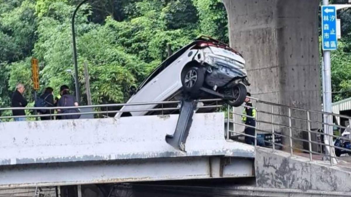 轎車衝上橋樑險些墜落溪谷。（圖／翻攝記者爆料網）