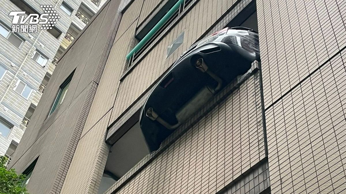 抬頭嚇傻！66歲翁失誤撞爆停車場欄杆　轎車「半懸空」險墜樓