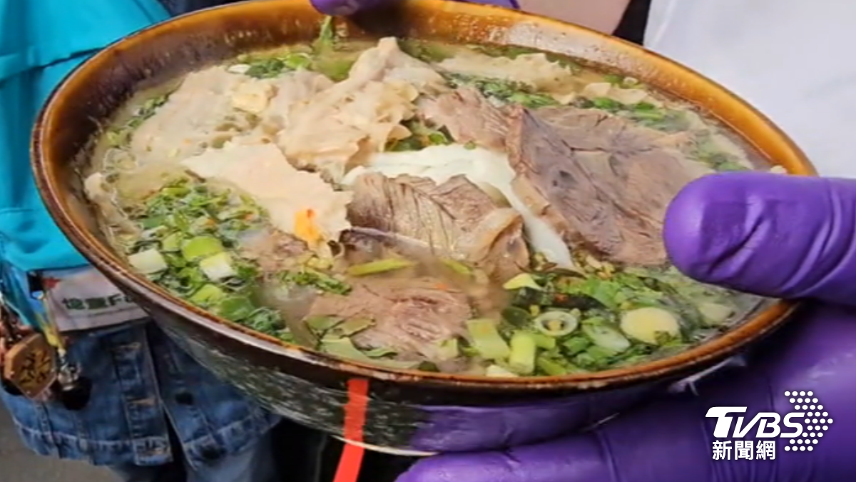 桃園龍岡米干節吸引不少民眾品嘗眷村美食。（圖／TVBS）