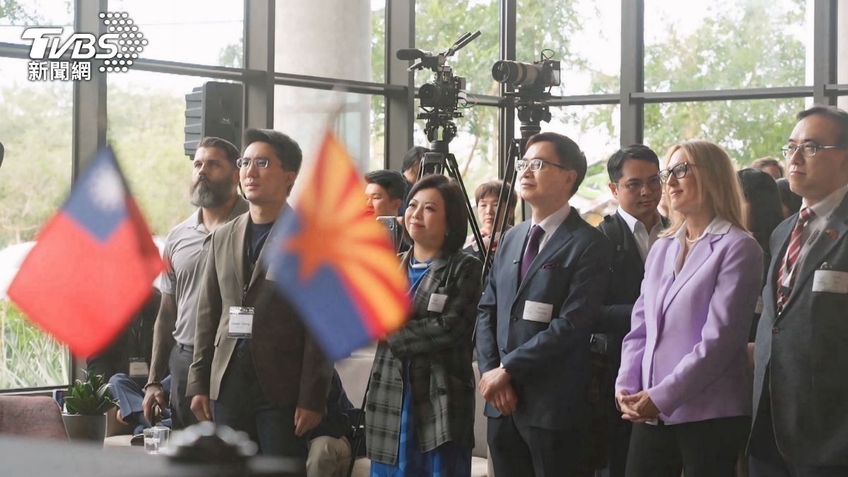 亞利桑那州台灣貿易暨投資辦事處處長徐竹先(右)、ACA總裁Sandra Watson(右二)、貿協董事長黃志芳(右三)、TVBS總經理劉文硯(右四)。(圖/TVBS)