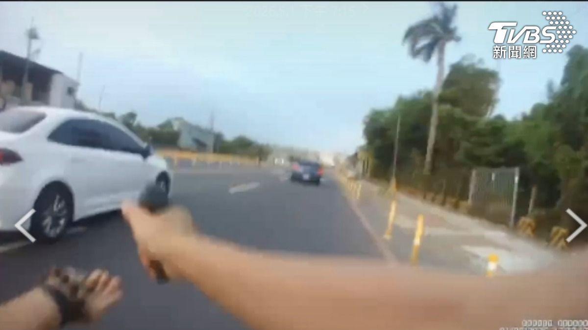 小客車拒絕攔查，居然把員警連人帶車撞倒，同仁開3槍回擊，仍被脫逃。（圖／TVBS）