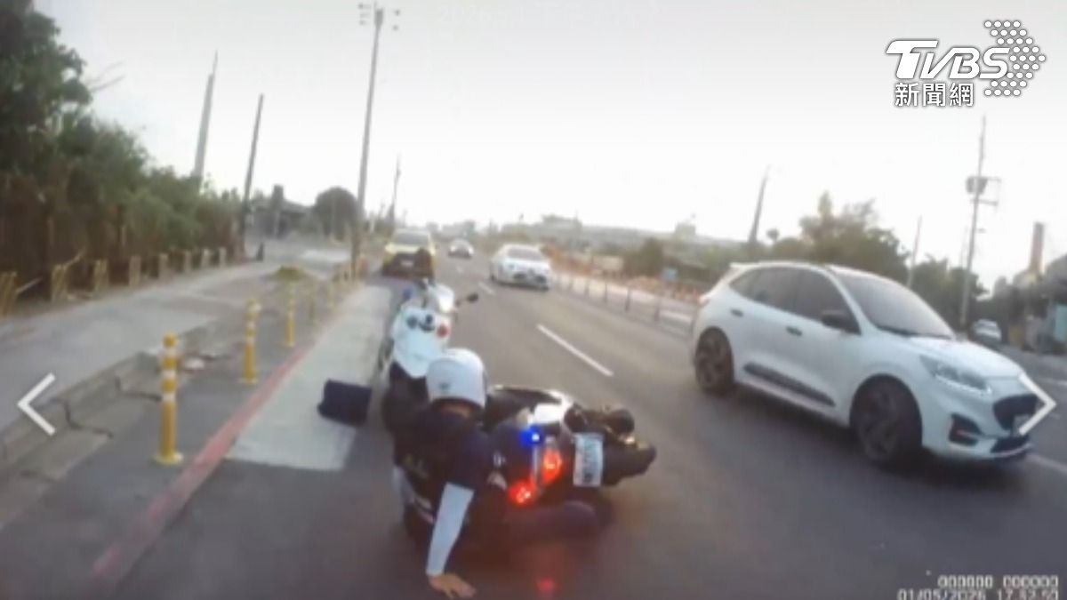 員警連人帶車被撞倒，還好只有皮肉傷，最後掌握是租賃車，循線抓人。（圖／TVBS）