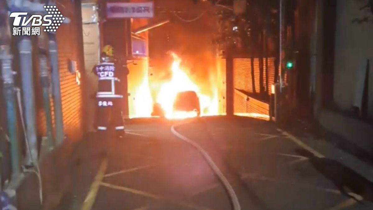 酒駕男撞人竟不停！機車「拖到起火」　熱心民眾噴辣椒水壓制逮人