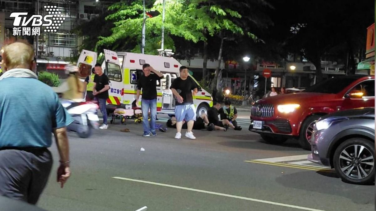 肇事男子從後方追撞一輛機車,車上一對父子當場倒地。(圖/民眾提供)