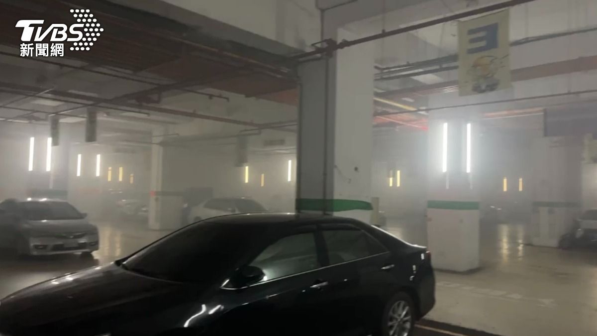 由於起火地點位於地下室入口,濃煙一度灌入地下空間。(圖/民眾提供)