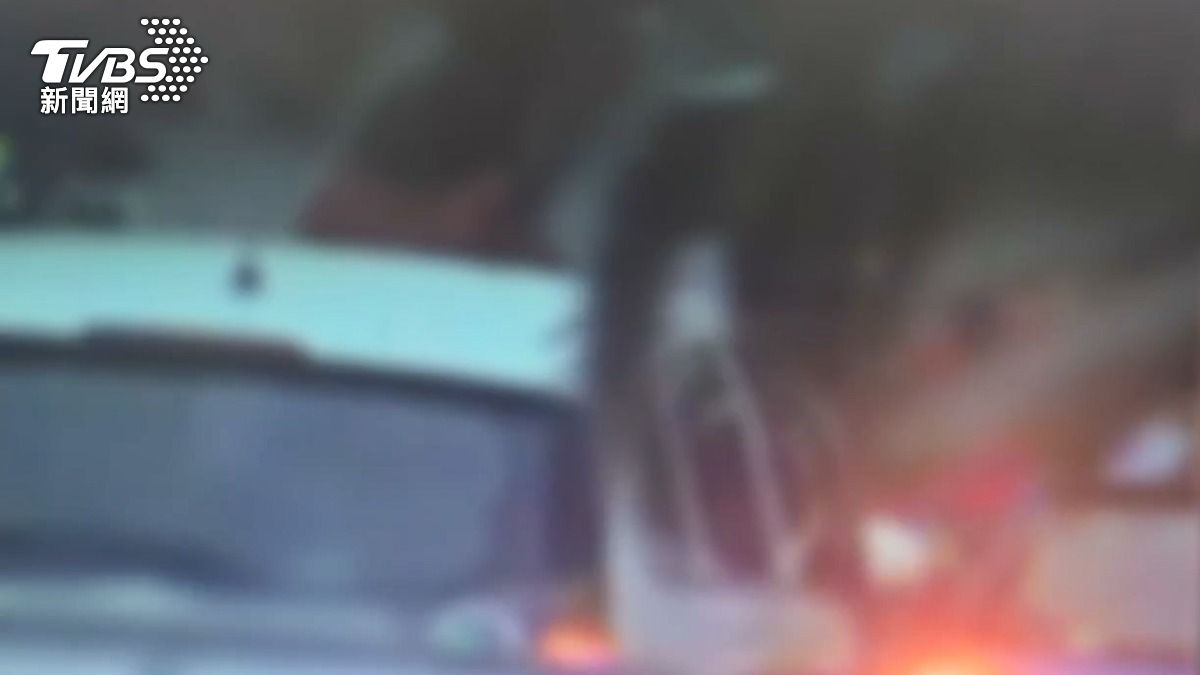 白色汽車突然從後方衝出。(圖/翻攝畫面)