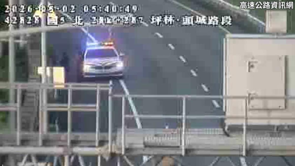 老婦人遭國道警察攔下、帶回。(圖/翻攝自高速公路資訊網)