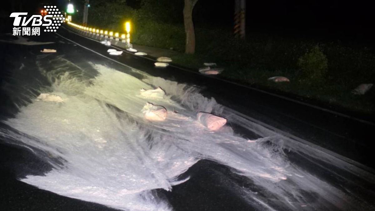 台東台9線昨天(1日)凌晨出現一大片被麵粉覆蓋的路面,造成用路人行車危險。(圖/TVBS)
