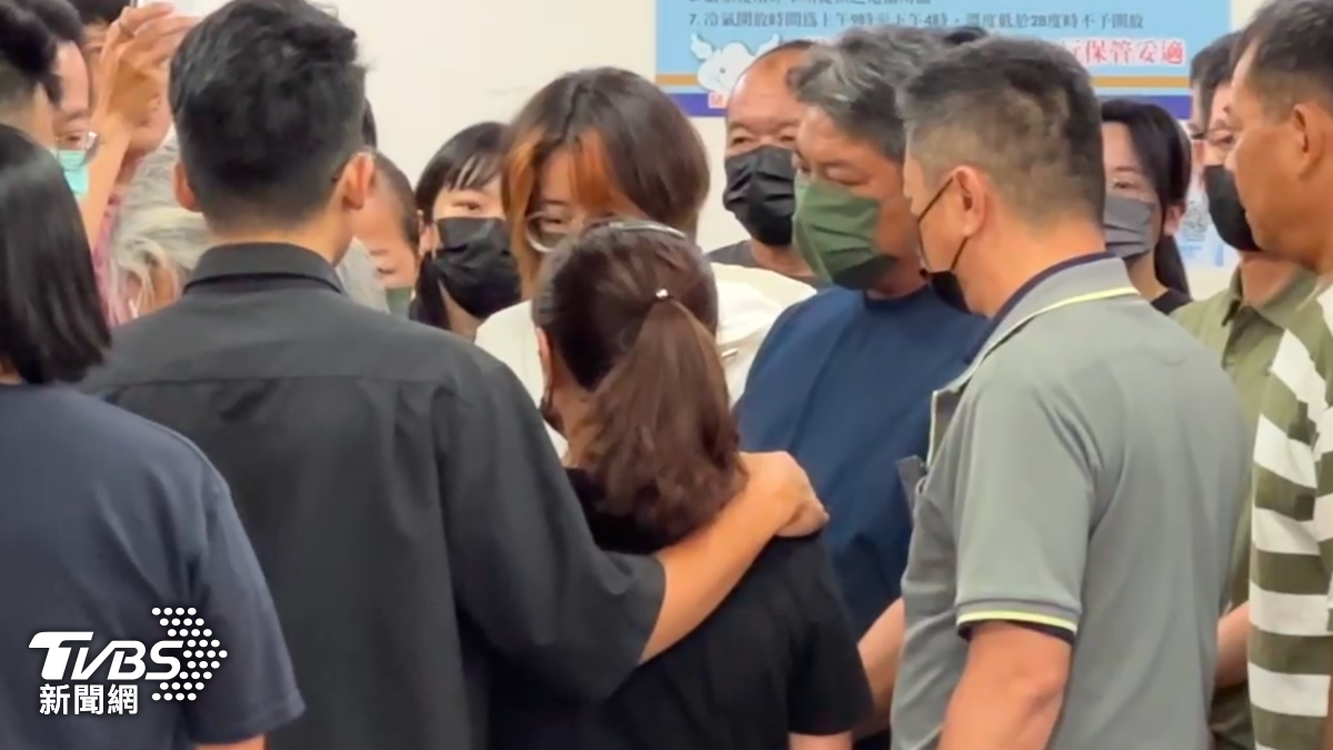 女大生靈堂前「道歉10分鐘」 父牽緊緊認了:我憨慢教子