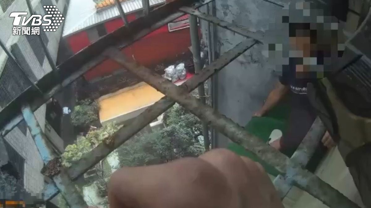 過程中警消還不斷勸導「你怎麼坐在這？你別自己爬，危險啦」。（圖／TVBS）