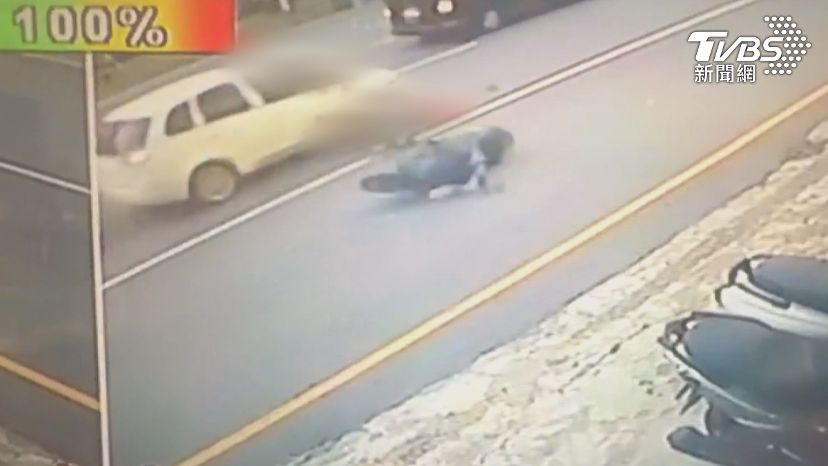 白色轎車撞飛雙載機車騎士,兩名女子連人帶車重摔,機車零件噴碎四散。(圖/TVBS)