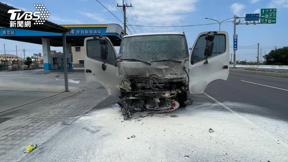 雲林恐怖車禍!機車闖紅燈撞大貨車起火 女騎士明顯死亡