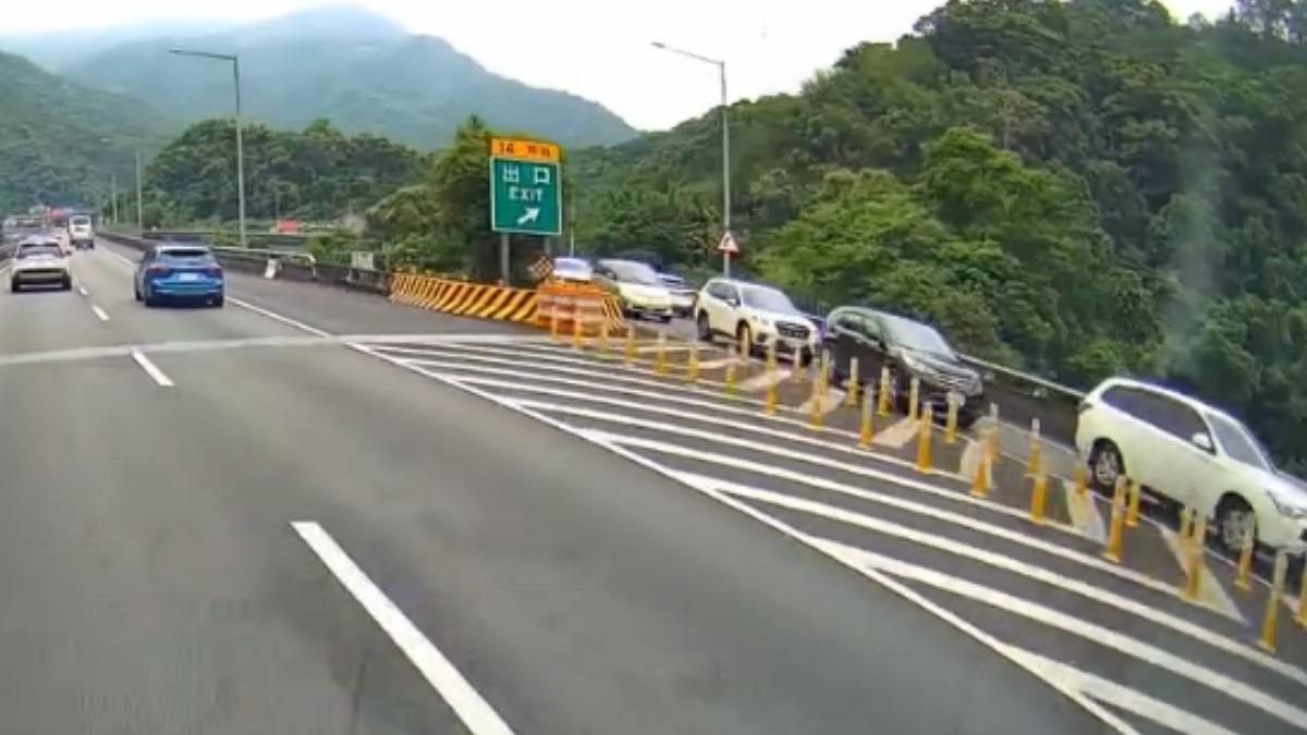 團購雞腿換駕照?國5坪林匝道「一排8車逆向」 最高罰3.6萬