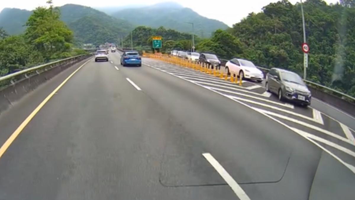 坪林交流道出口匝道1日驚見整排汽車逆向行駛。(圖/Threads網友授權)