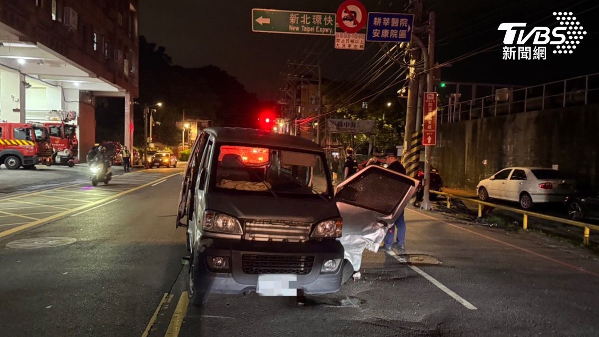貨車遭攔腰撞上。（圖／TVBS）