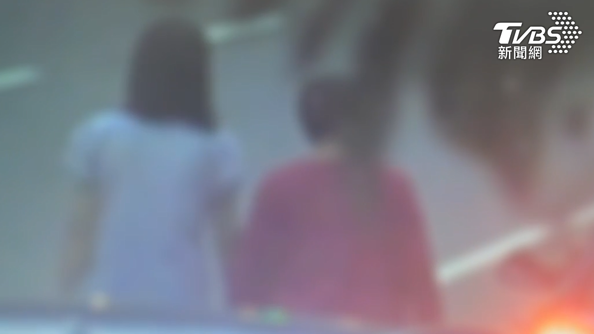 三人才剛從人行道走上馬路,隨即遭到汽車猛烈撞擊。(圖/TVBS)