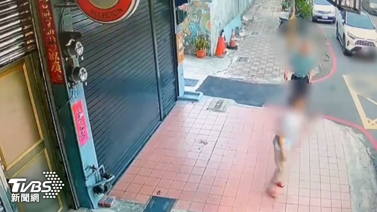 一旁路人目擊慘況，嚇得當場倒退五、六步。（圖／TVBS）