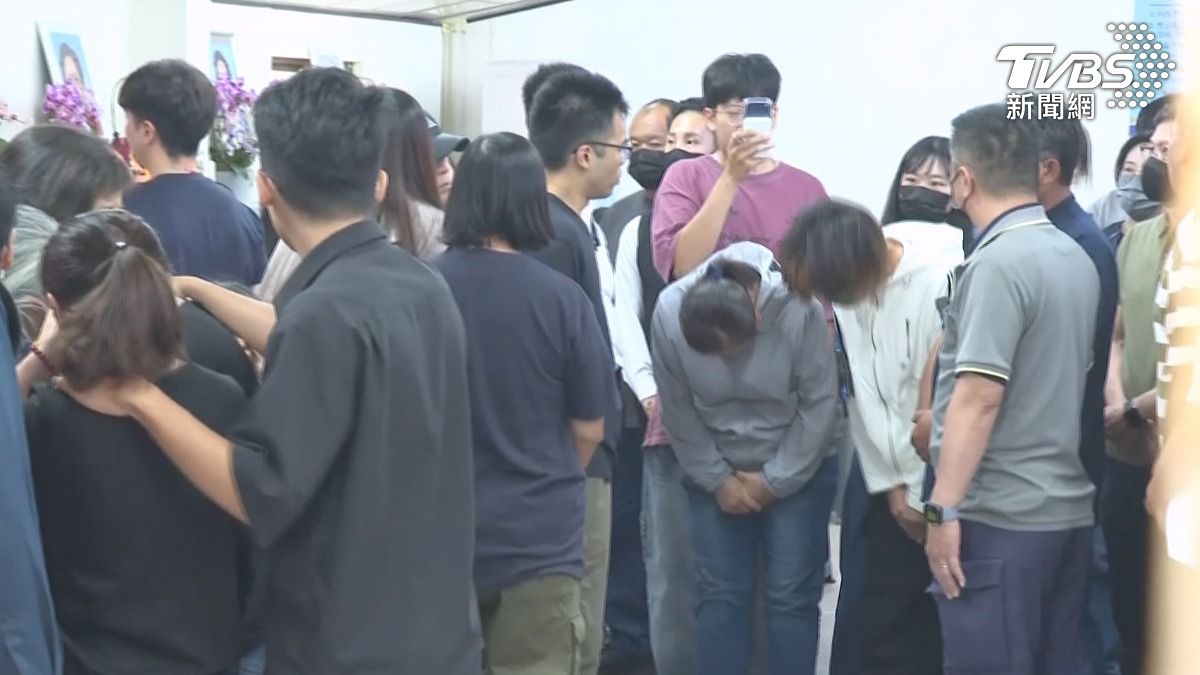 台南女警鄭詠心被女大生騎機車追撞後遭遊覽車輾斃,女大生時隔5天在父母陪同下現身殯儀館靈堂道歉。(圖/TVBS)