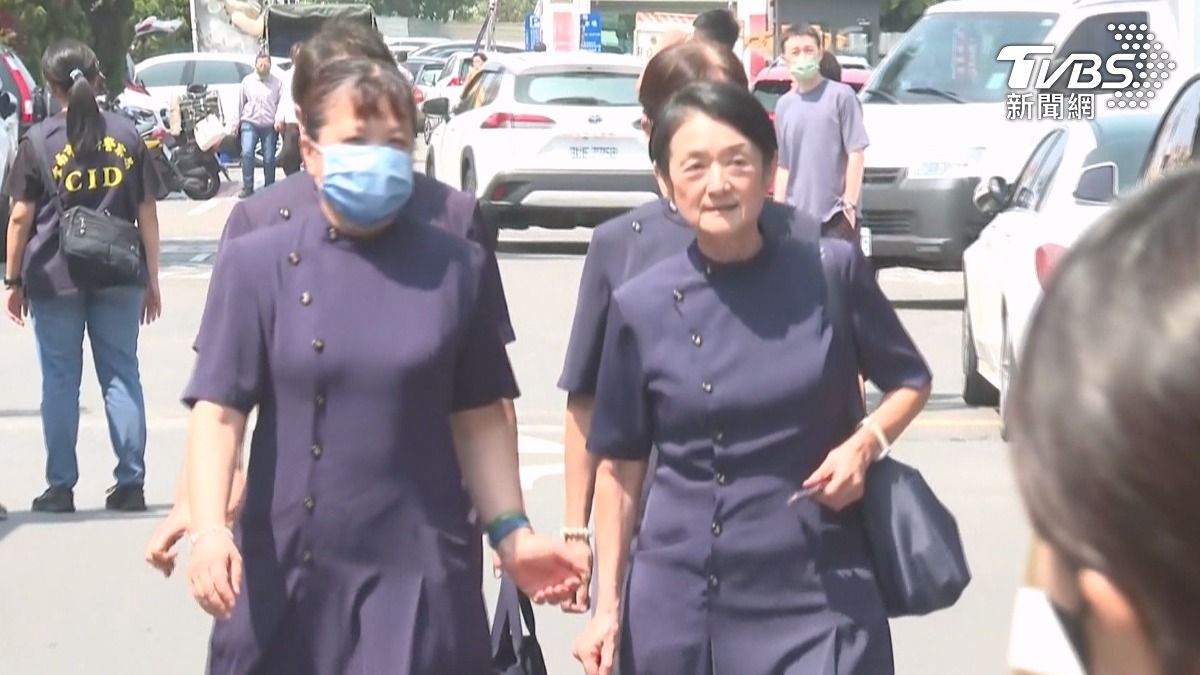 生前曾與鄭詠心多次參與反詐騙宣導的藝人譚艾珍也到場弔念。(圖/TVBS)