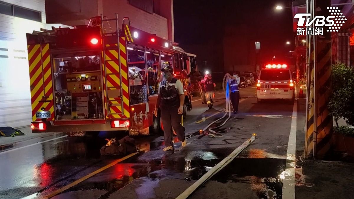 高雄市燕巢區一處三合院於凌晨發生火警,警消獲報後緊急趕往現場搶救,在屋內發現一名77歲獨居婦人不幸罹難。(圖/TVBS)