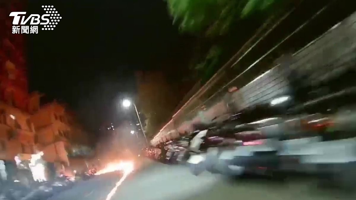 酒駕男撞人拖車逃，漏油燒出百米火蛇。（圖／民眾提供）