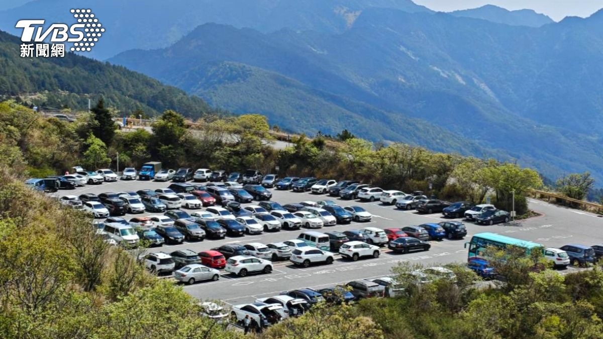 連假追花潮,違停塞滿合歡山道路。(圖/TVBS)