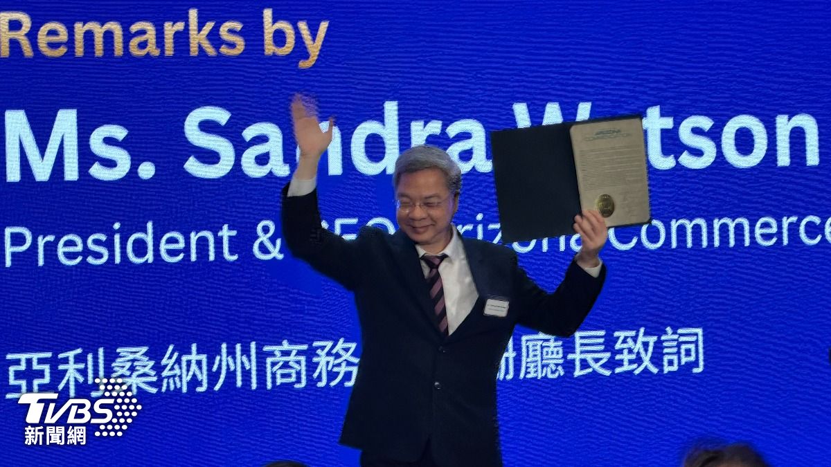 亞利桑那州頒發表揚狀給經濟部長龔明鑫,部長開心高舉。(圖/TVBS)