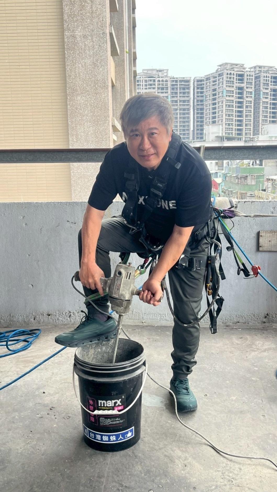 胡瓜從7樓高空垂建。（圖／下面一位提供）