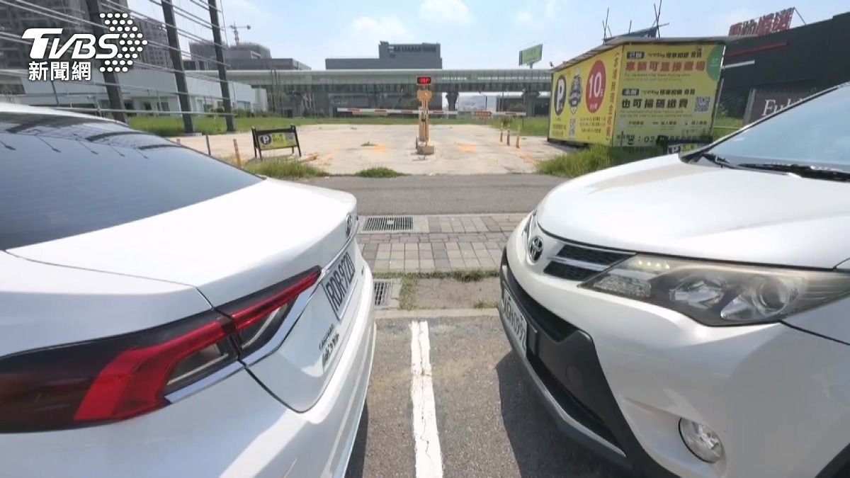 半小時10元撿到便宜？他停完逛影城回來傻了「車根本出不去」。(圖／TVBS)