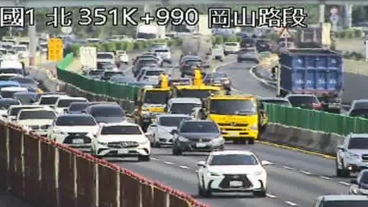 國道一號岡山路段發生2車事故，佔用內側車道。（圖／翻攝自國道即時影像）