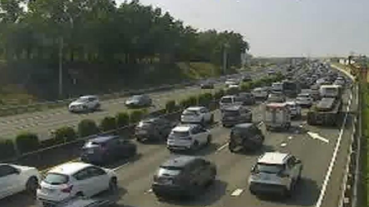 事故造成車流回堵5公里。(圖/翻攝自國道即時影像)