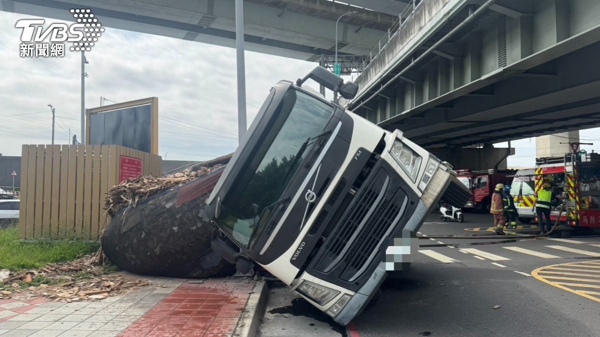 驚險畫面曝！五股聯結車左轉翻覆　後方33噸廢棄物灑滿地