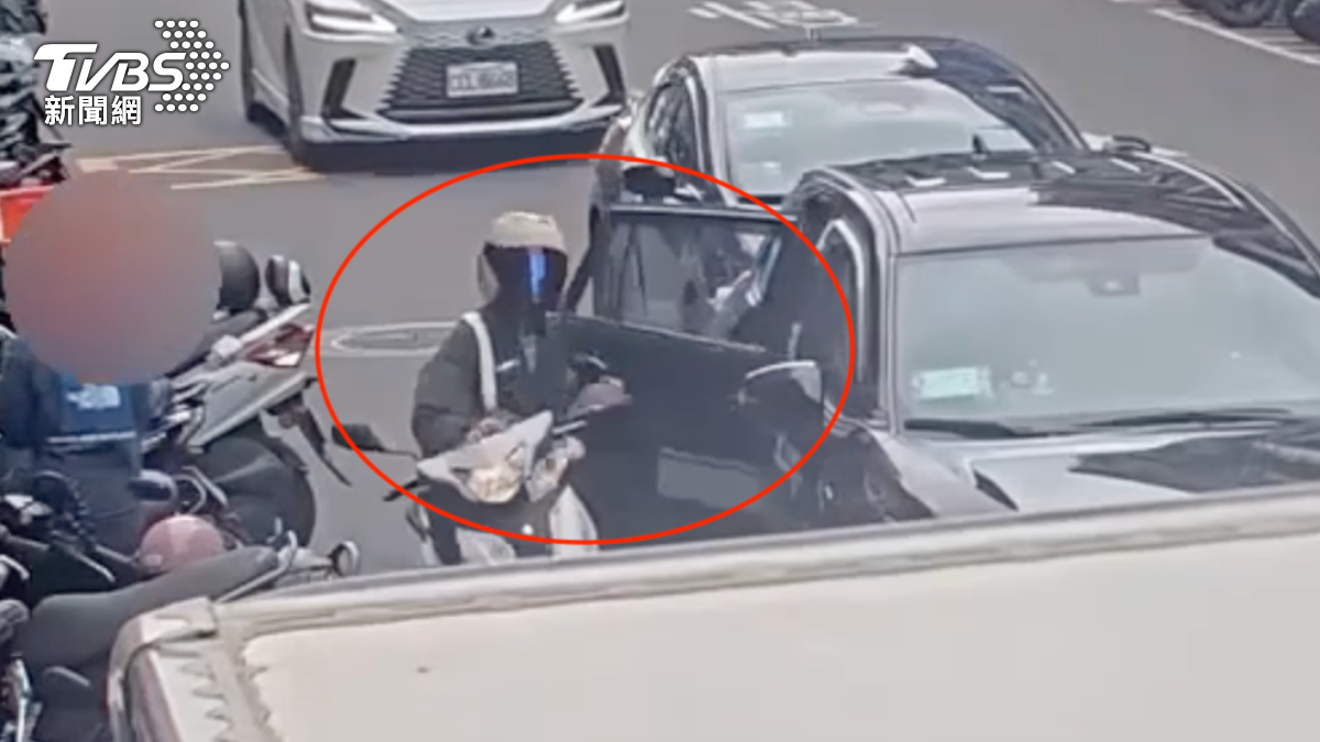 北市多元計程車「臨停釀禍」 乘客猛開門害女騎士慘摔