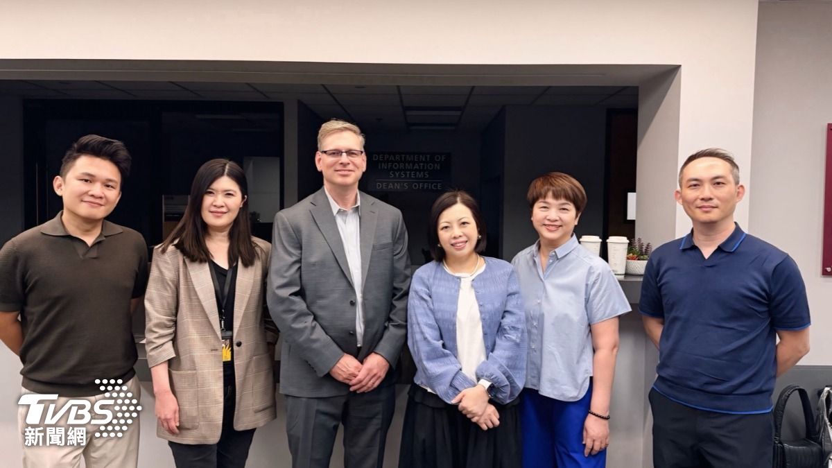 TVBS團隊拜訪亞利桑那州立大學資訊管理系系主任陳佩瑜 (Pei-yu Sharon Chen) 教授(左二)。(圖/TVBS)