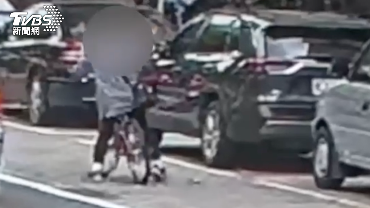 醫院前「3.5萬噴飛」！單車男秒撿走　北市警4小時讓他錢吐回