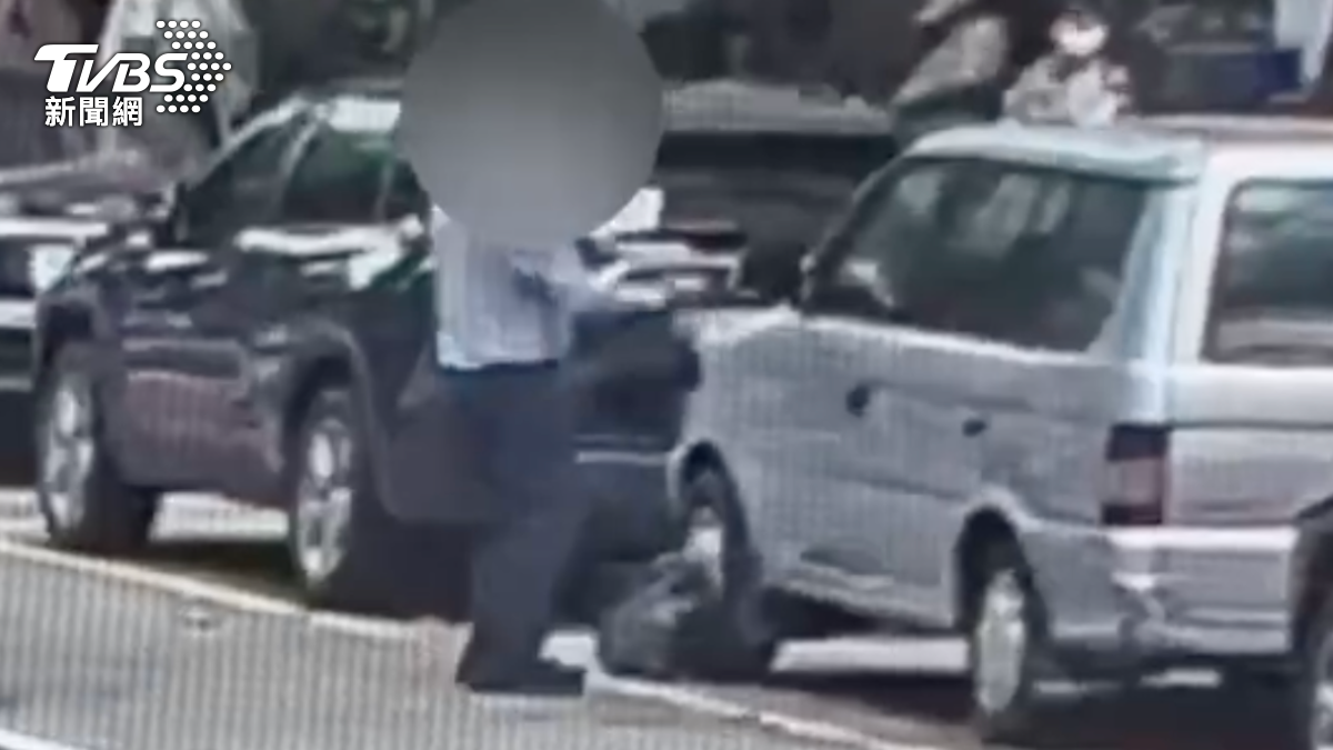被害人下車時不小心遺落現金被路過民眾撿走侵佔。（圖／TVBS）
