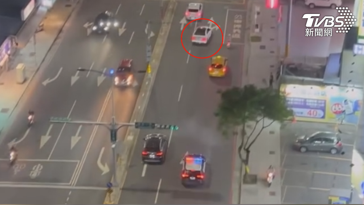 白色轎車在車陣中高速穿梭,速度絲毫不減左閃右閃狂飆躲避。(圖/翻攝Threads_y_n.en)