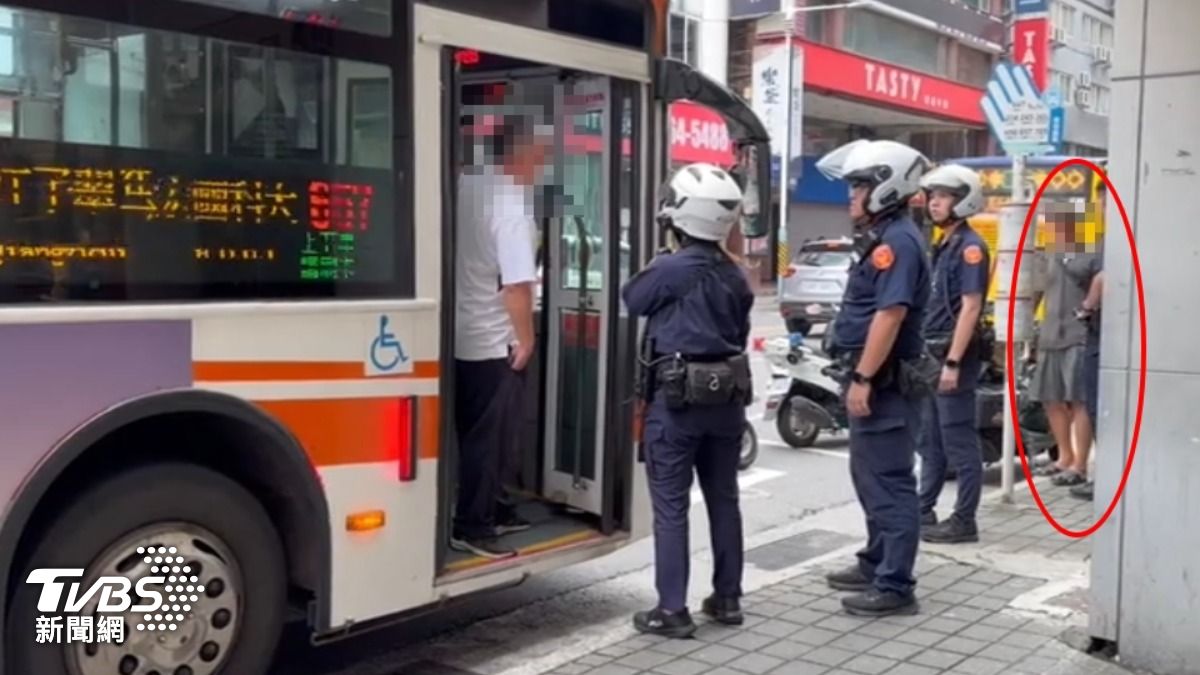 公車靠站惹怒騎士,5警到場隔開雙方協調。(圖/TVBS)