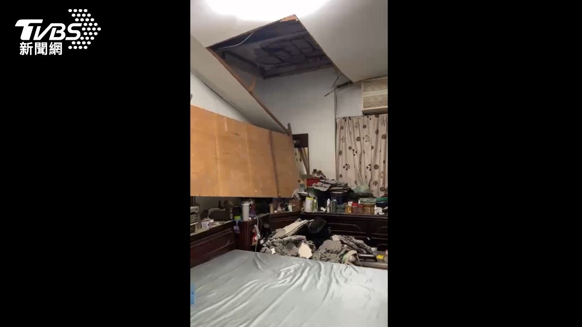 臥室天花板崩落,大量水泥塊掉下來。(圖/TVBS)