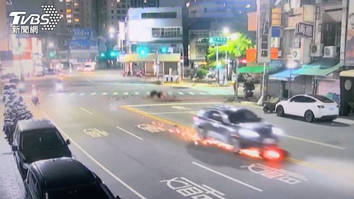 「蹦一聲人就躺地上」酒駕男拖機車狂飆800m 一路燒成火海。(圖/TVBS)