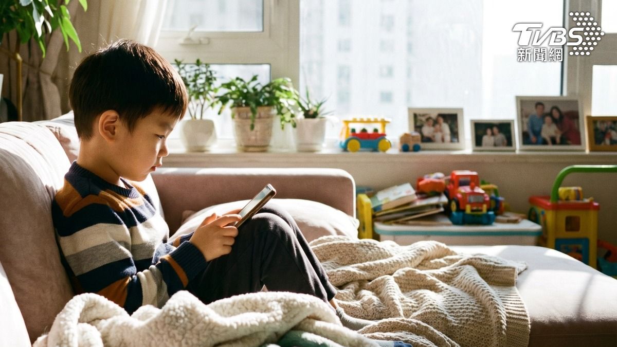 避免讓孩子接觸高強度刺激的手機。(圖/TVBS)