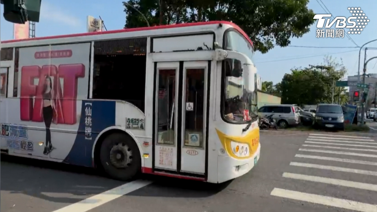 高雄客運顧問林隆萬:搭乘公車、客運除了可以刷卡以外,也能付現購票,但全台大眾運輸均採投幣式收費,無法提供找零服務,民眾搭車前應先儲值或備妥零錢(圖/TVBS)