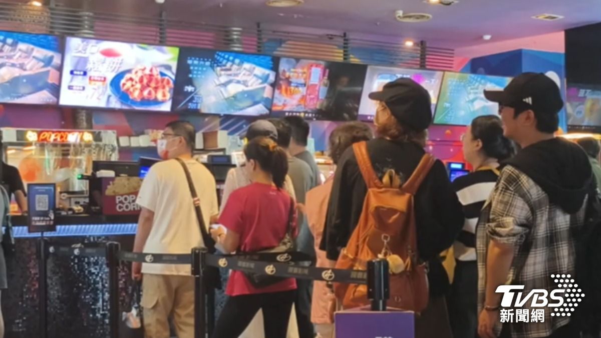 適逢勞動節連假人潮高峰,沒想到國賓影城卻發生系統大當機的狀況。(圖/TVBS)