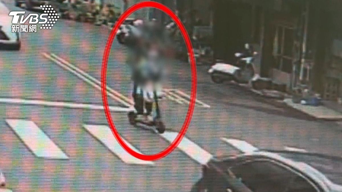 男揹1歲童騎電動滑板車「逆向穿車陣」 路人驚:摔了小孩當墊背(圖/TVBS)