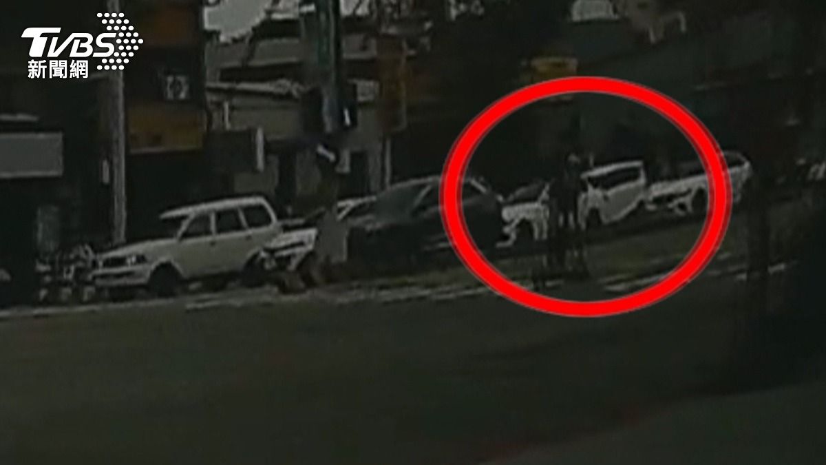 男揹1歲童騎電動滑板車「逆向穿車陣」 路人驚:摔了小孩當墊背(圖/TVBS)