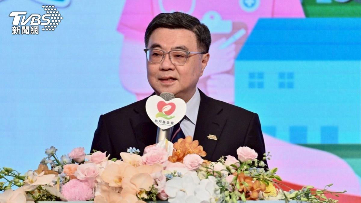 面對記者追問0到18歲國家養政策細節,行政院長卓榮泰笑而不答。(圖/行政院)