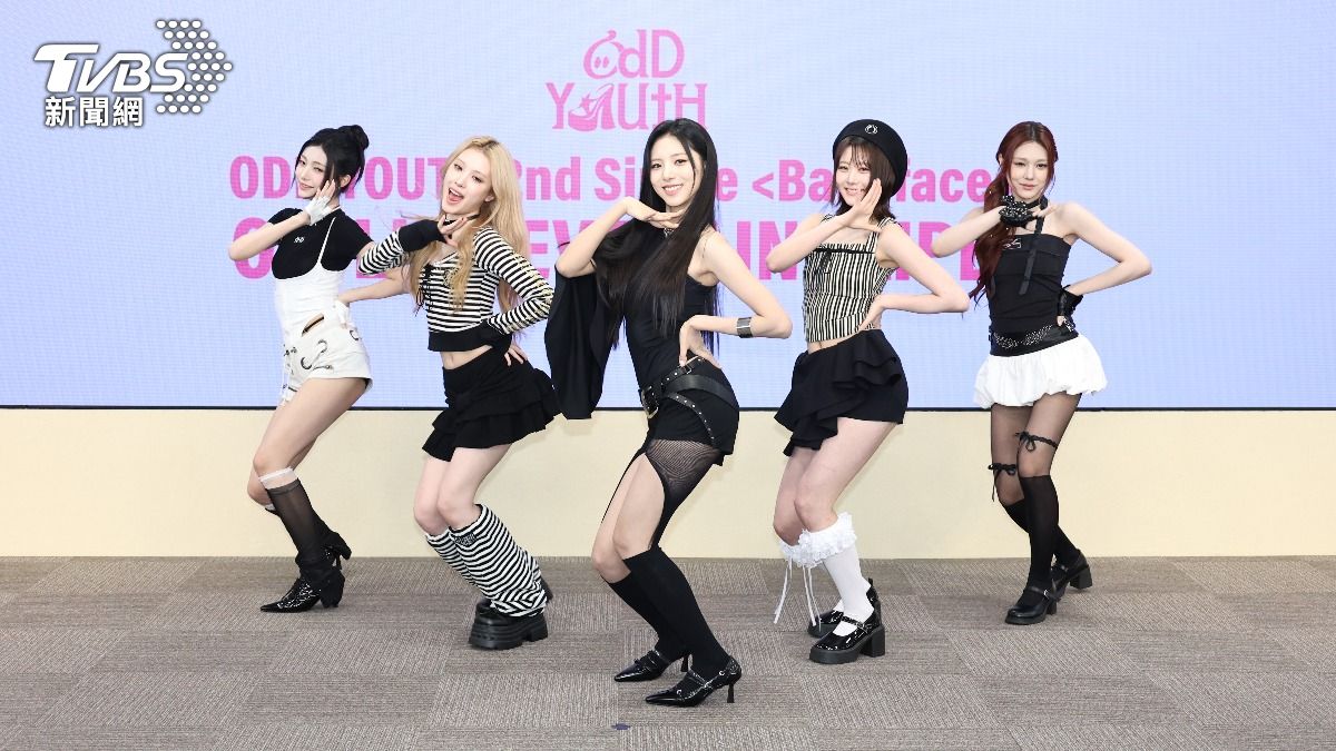 ODD YOUTH由SUMMER(左起)、MYAH、KANIE、MAIKA、YE EUM現場表演新歌〈Baby Face〉。(圖/張哲鳴攝)