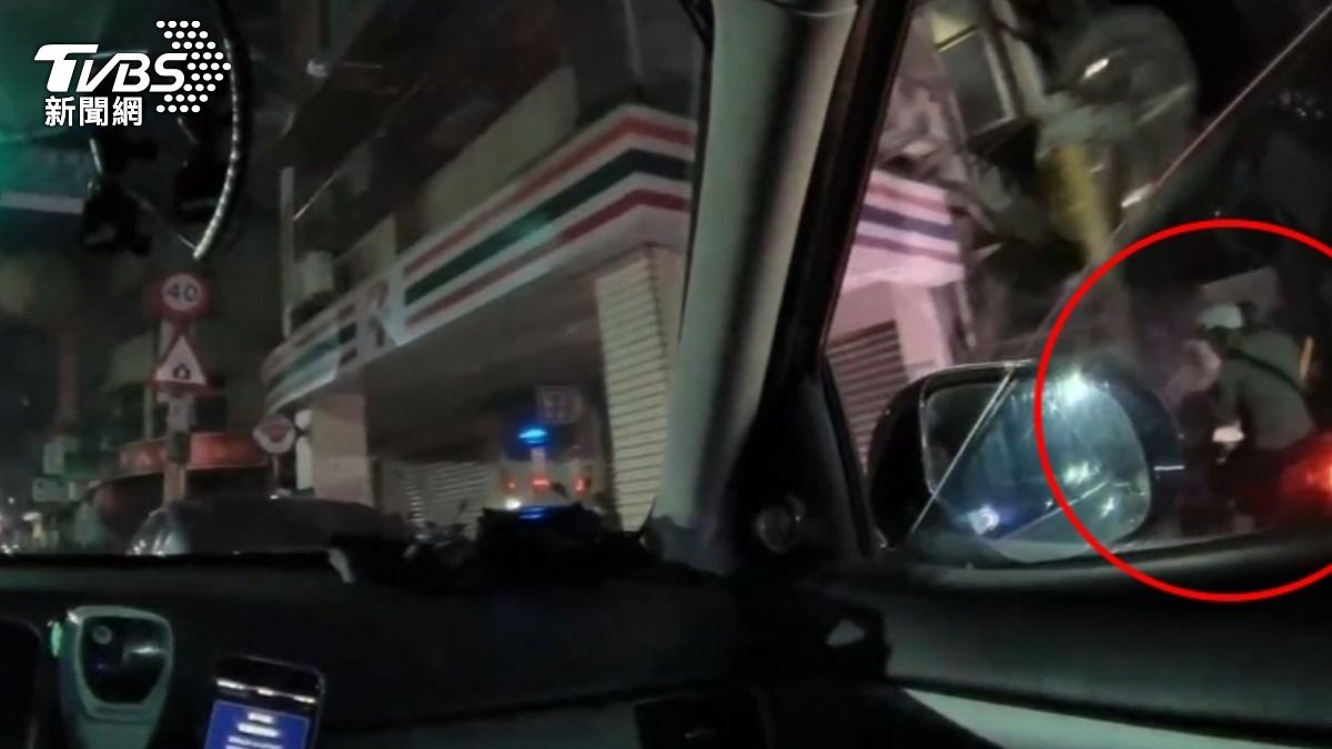 機車雙載見警逃上人行道,棄車狂奔遭逮,乘客包內搜上膛手槍。(圖/TVBS)